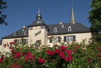 Bodenburg Schloss mit Rosen auf dem Wall des Schlossgrabens Foto Hans-Oiseau Kalkmann (2)